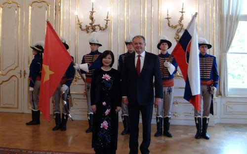 Đại sứ  Việt Nam tại Slovakia trình Thư ủy nhiệm Tổng thống Slovakia - ảnh 1